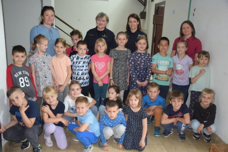 Slika /PU_SiM/AA NOVE Ilustracije/prevencija/Predškolska djeca posjetila policiju u Kutini 2023/naslovna.jpg